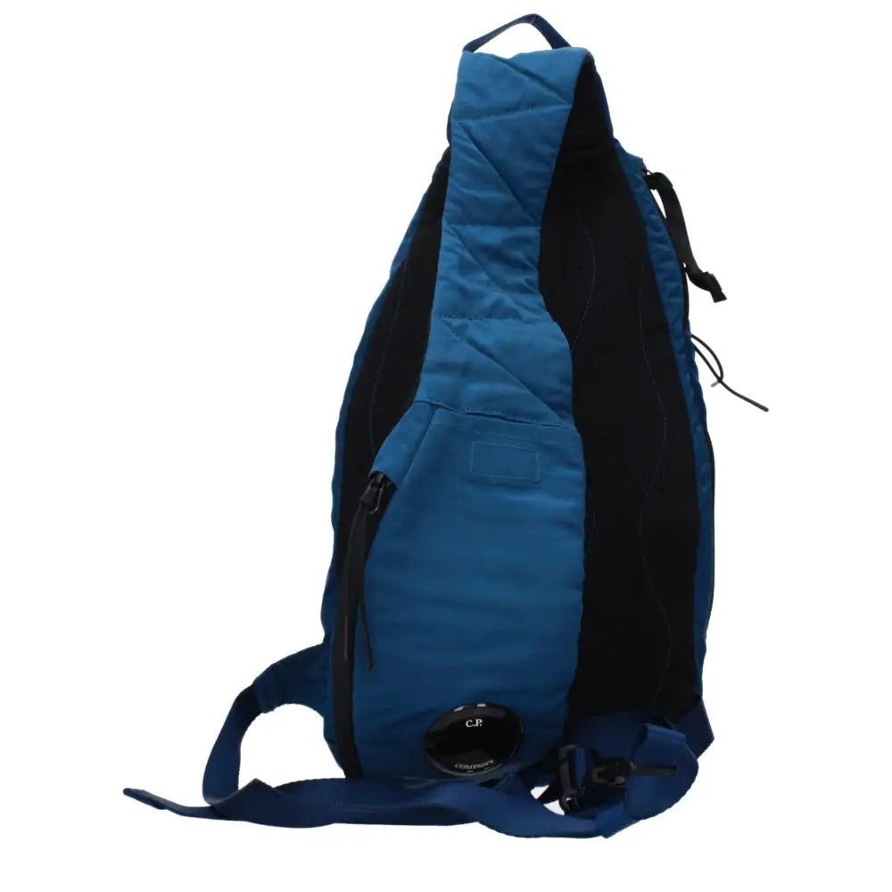 C.P. Company blå crossbody taske med sort quiltet design og logo
