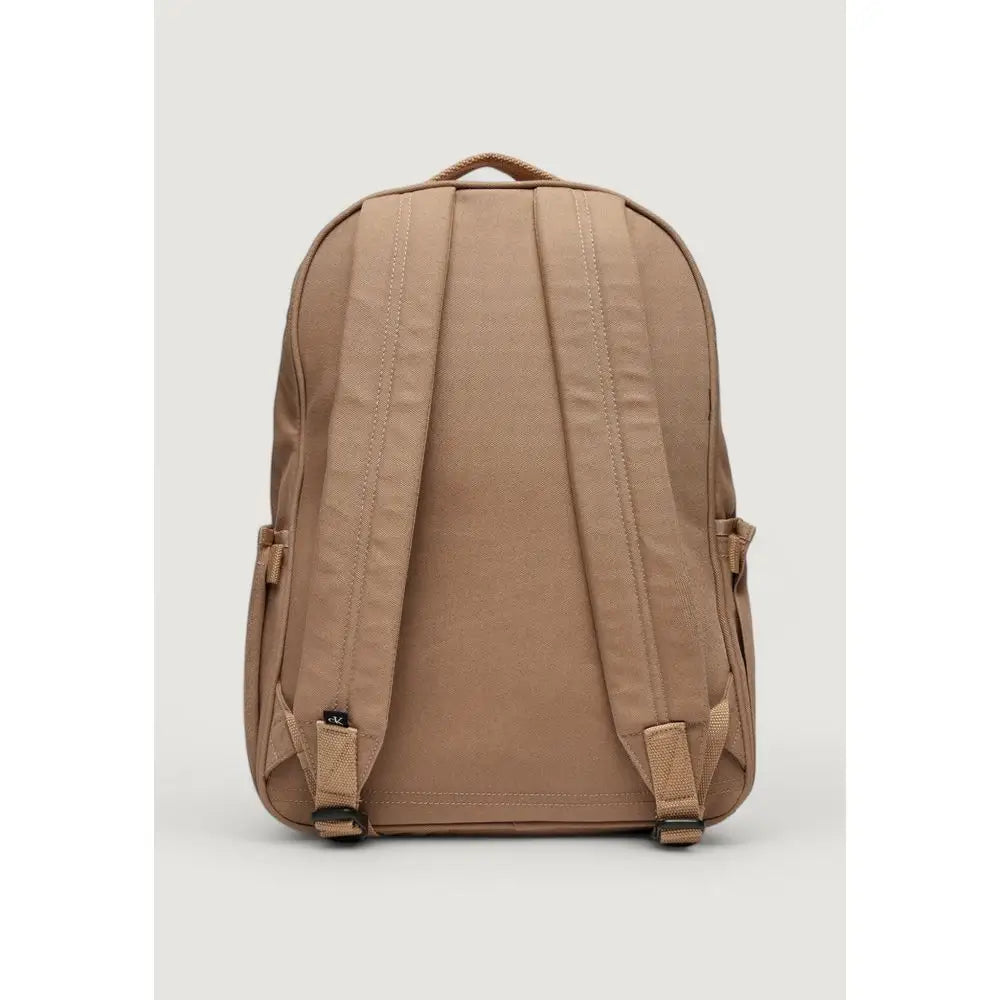 Calvin Klein beige recycled polyester backpack med tan canvas, justerbare stropper og sidefickor