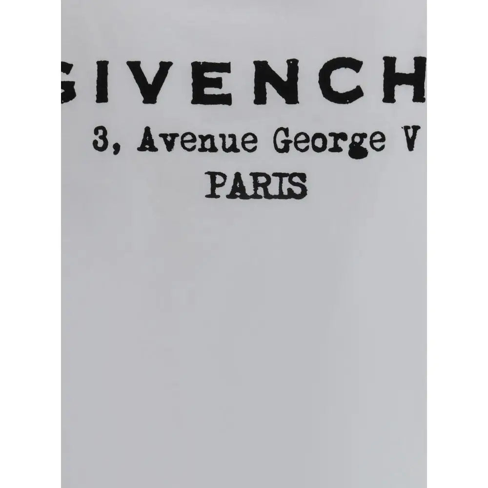 Givenchy t-shirt med sort relieflogo og adresse på lys grå baggrund, outlet mærkevarer