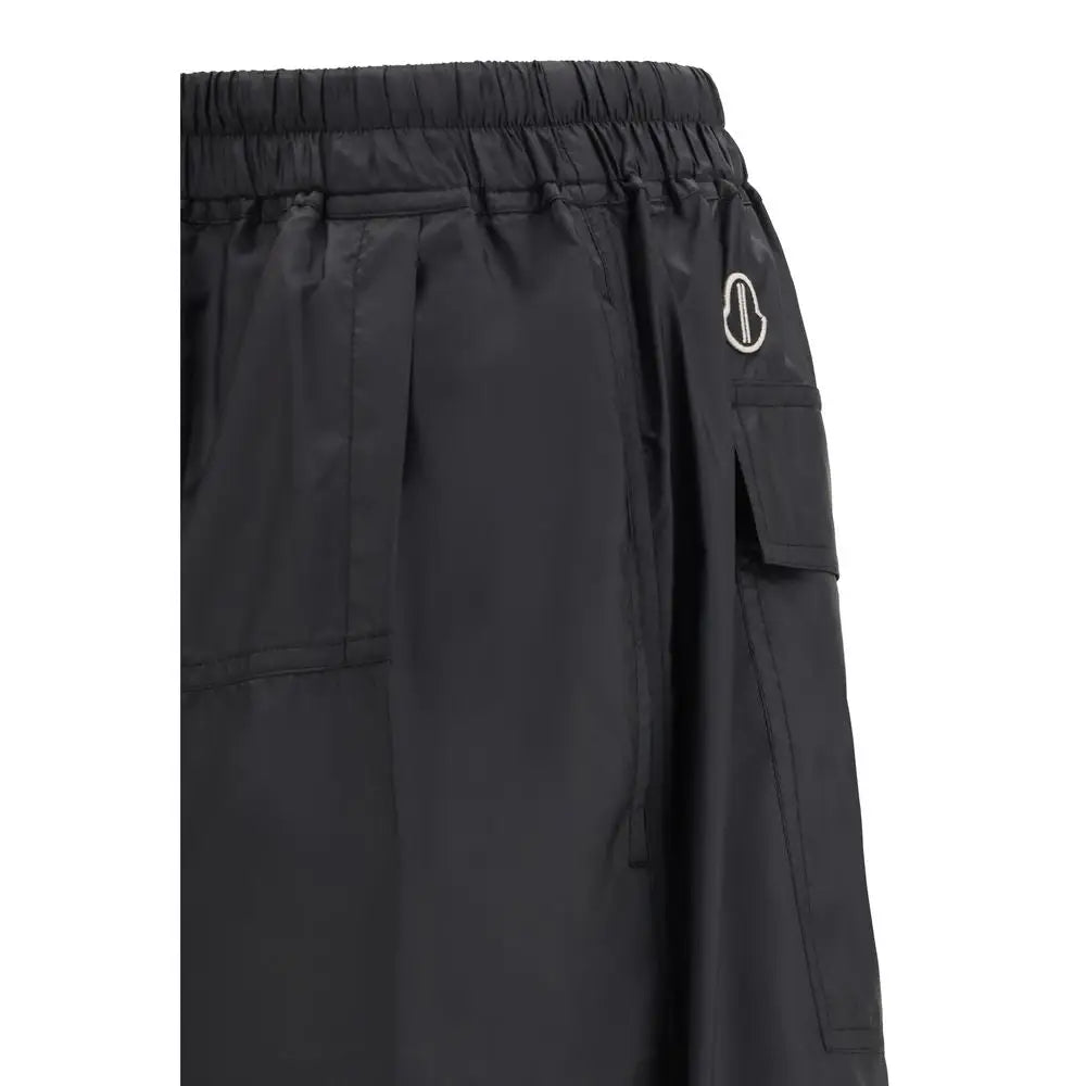 Sorte Moncler x Rick Owens bermuda shorts i sort polyester med elastik talje og hvid logo på side lomme