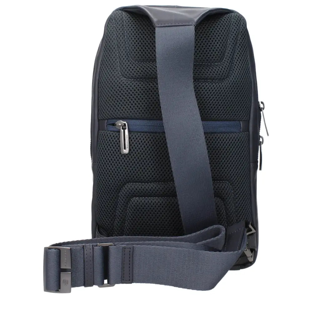 Mørk grå mesh crossbody taske fra Piquadro Blue med justerbar rem og sølv lynlåse