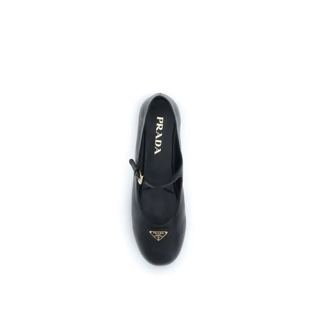 Prada black ballet flats i høj kvalitet med glanset finish og guld-logo