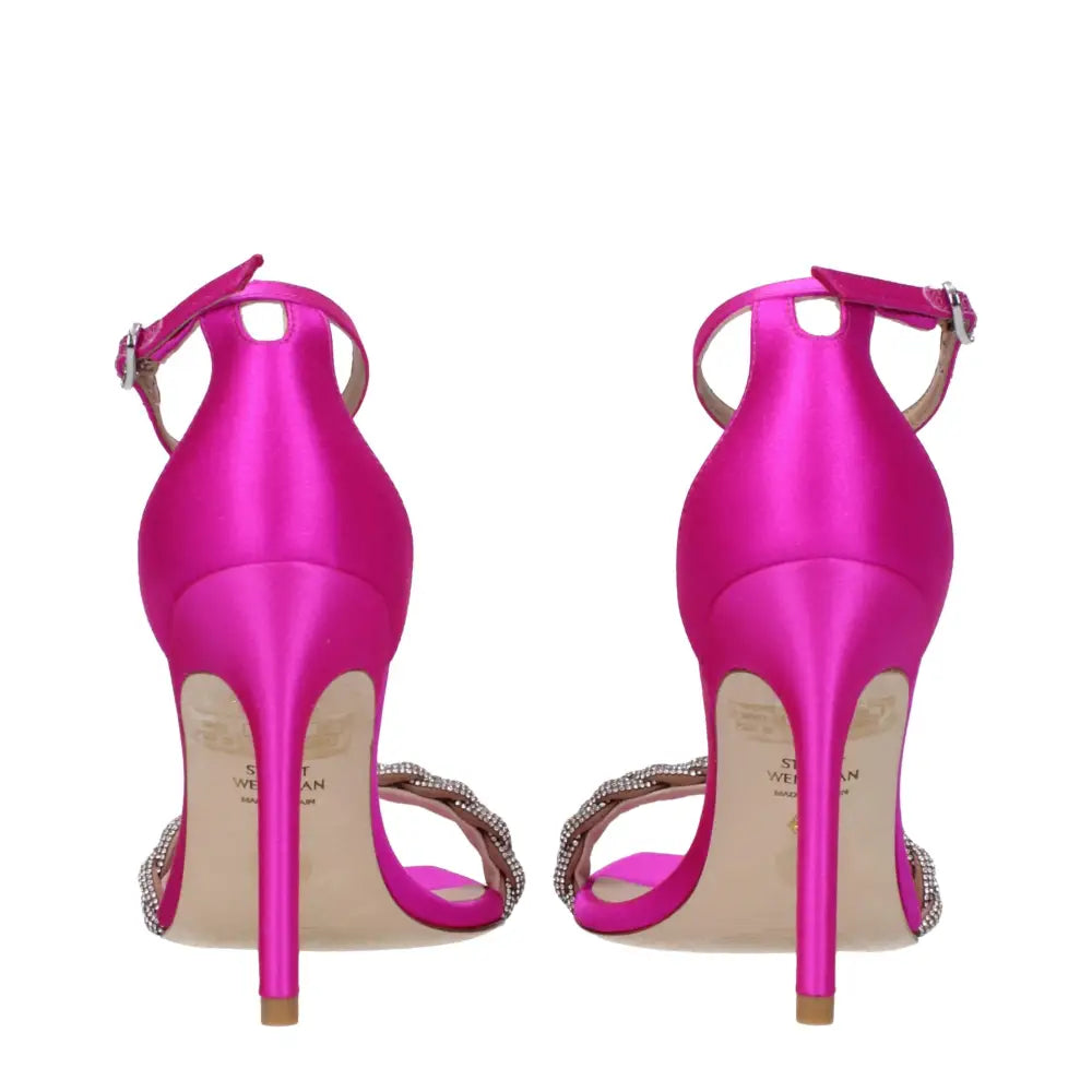 Fuchsia satin stiletto heel sandals fra Stuart Weitzman med krystal-detaljer