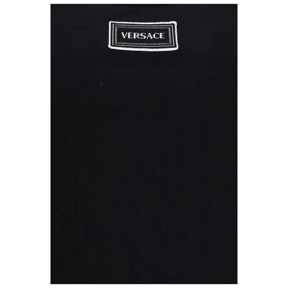Versace sort top i sort bomuld med sort Versace-logo patch med hvid broderet tekst og synet kant