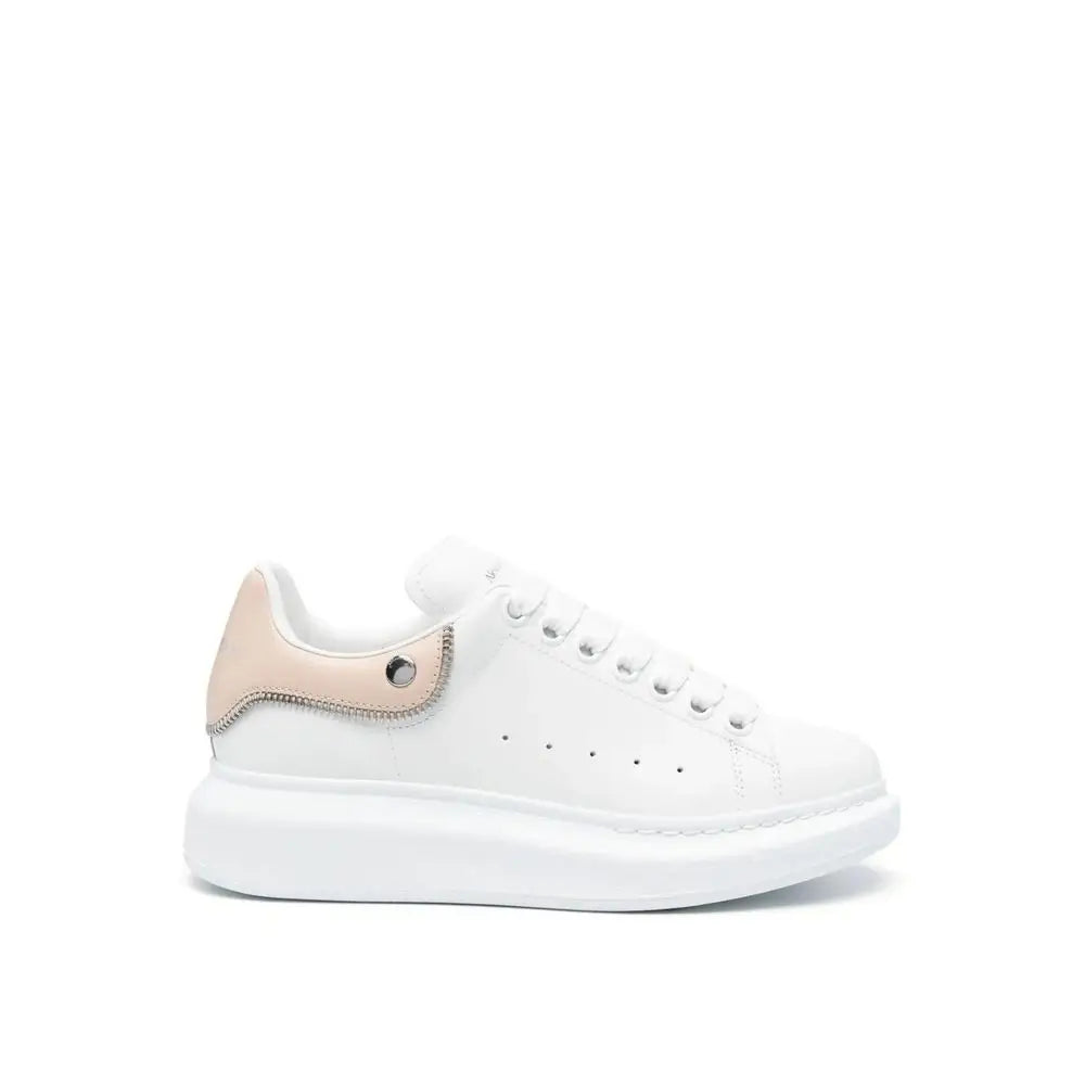 Alexander McQueen white chunky sneakers med pink accent og sølv hardware
