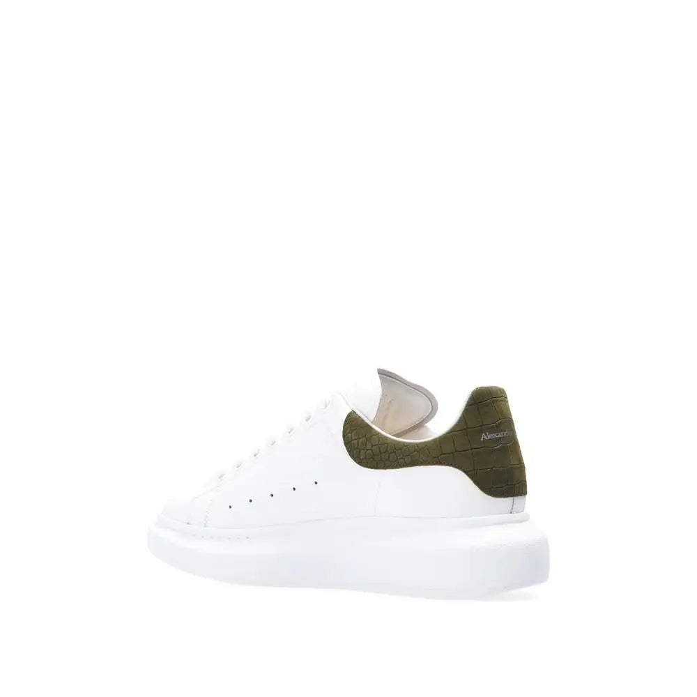 Hvid Alexander McQueen low top sneakers med olivengrønne krokodille accents