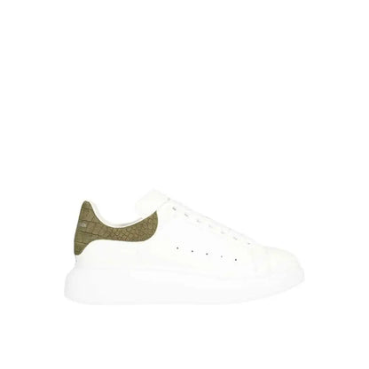 Hvid Alexander McQueen low top sneakers med olivengrøn krokodille hæl