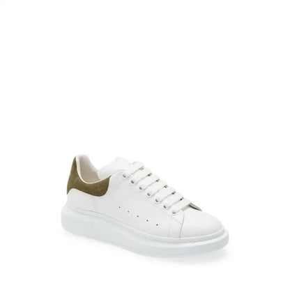 Hvide Alexander McQueen low top sneakers med olivgrøn suede hæl og chunky sål