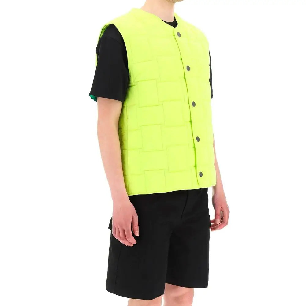 Bottega Veneta bicolor sleveless jacket i neon grøn quiltet vest med sorte knapper