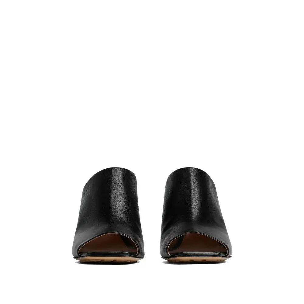 Bottega Veneta black lamb leather mules med minimalist design og lav blokhæl
