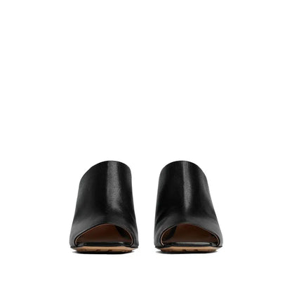 Bottega Veneta black lamb leather mules med minimalist design og lav blokhæl