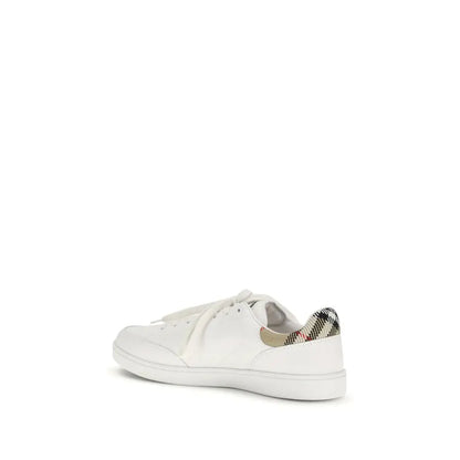 Burberry white calf læder Bos Taurus low top sneakers med ternmønster på hælhætte