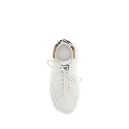 Burberry white calf læder low top sneakers med ternmønster på hælhætten
