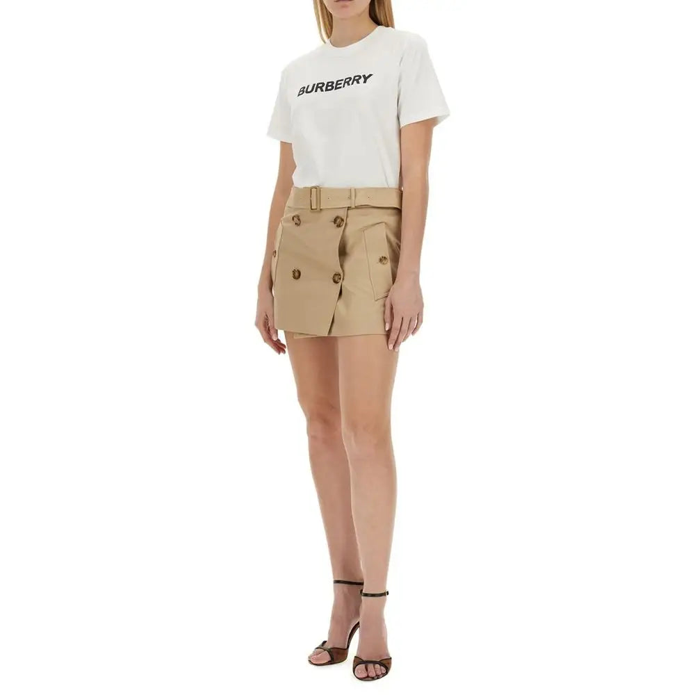 Beige trench mini skirt med belte og hvide t-shirt fra Burberry