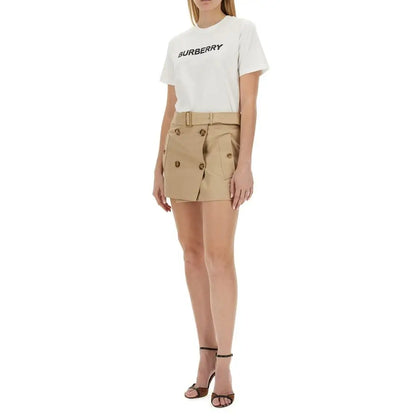 Beige trench mini skirt med belte og hvide t-shirt fra Burberry
