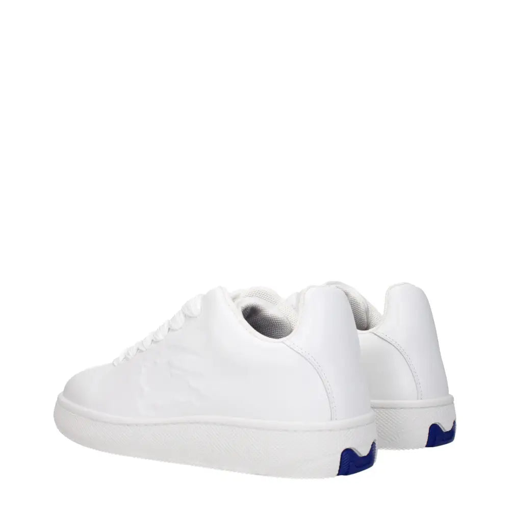 Burberry white leather low tops med blank finish og marineblå accenter