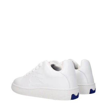Burberry white leather low tops med blank finish og marineblå accenter