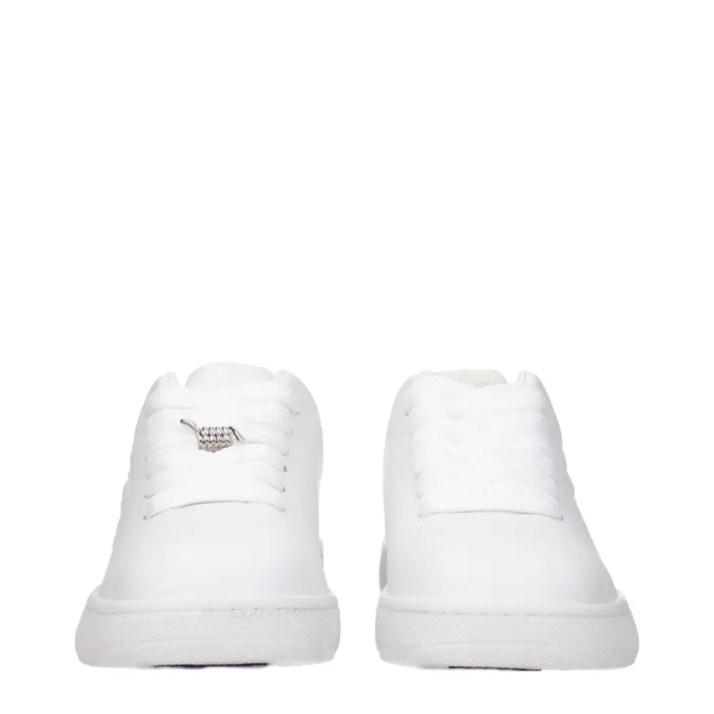 Burberry white leather low tops med minimalist design og sølvøjede