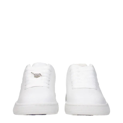 Burberry white leather low tops med minimalist design og sølvøjede