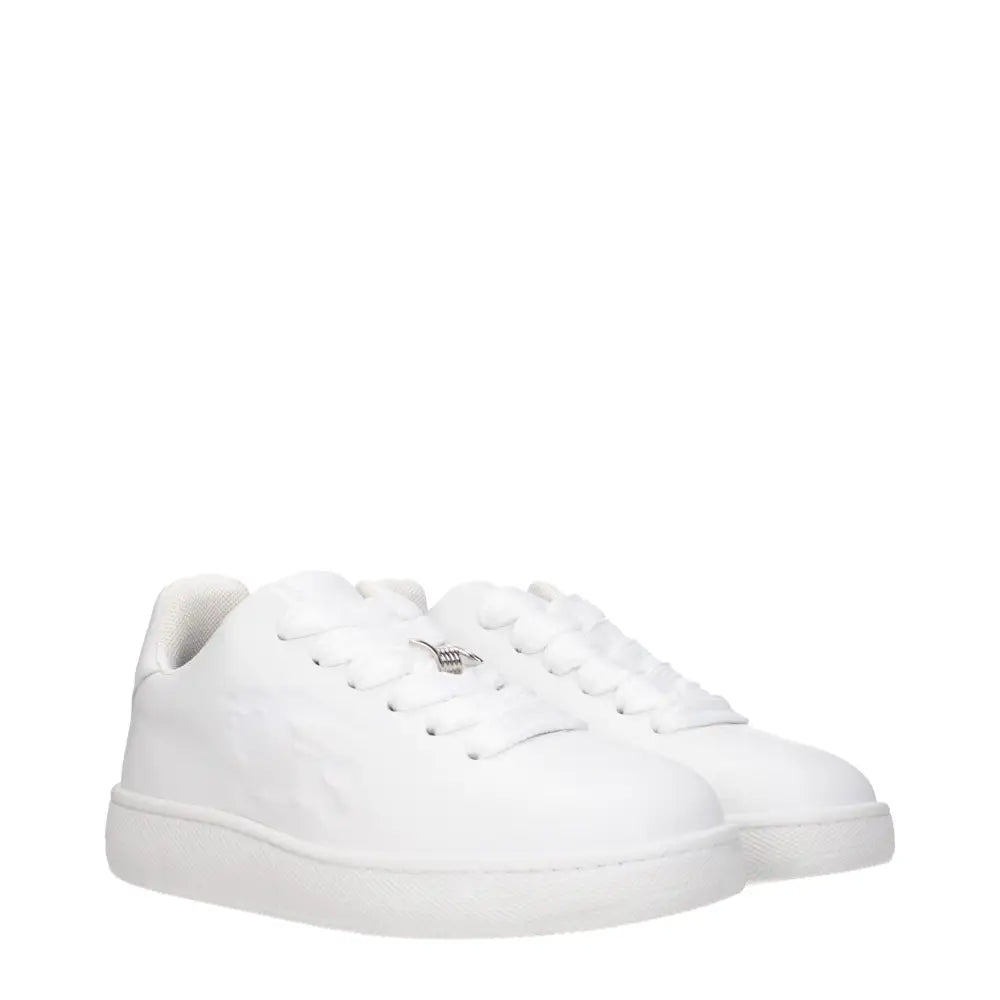 Burberry white leather low tops med minimalist design og metallisk branding
