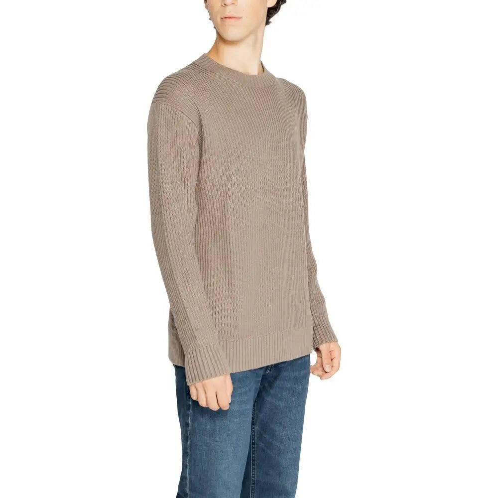 Calvin Klein Jeans ribbet taupe strikket sweater med rund hals og lange ærmer