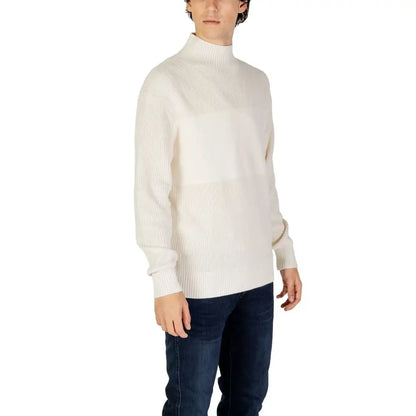 Calvin Klein Jeans cremfarvet rib-strikket turtleneck sweater med subtil vandret stribe