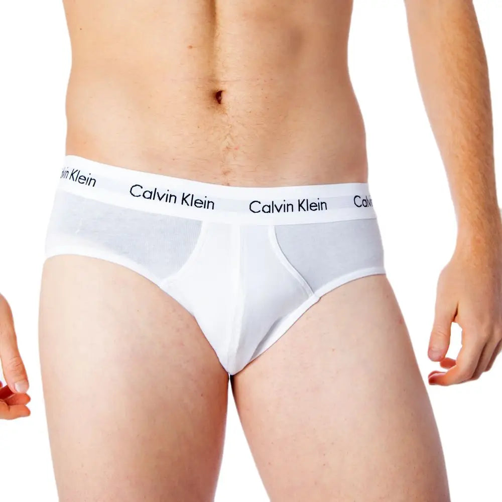Hvid Calvin Klein underbukser med mærket elastik i taljen