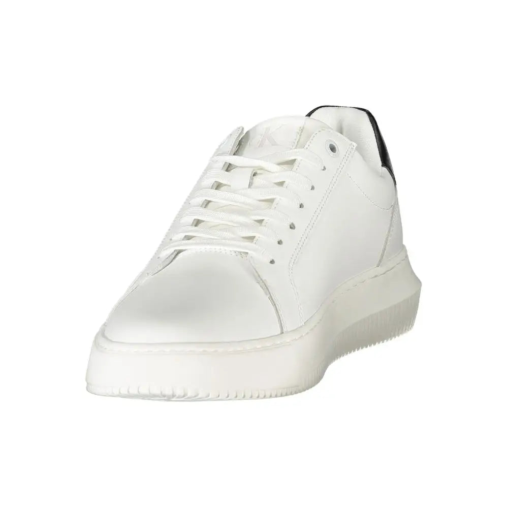 Calvin Klein white leather low-top sneakers med sort hælflap og chunky sål