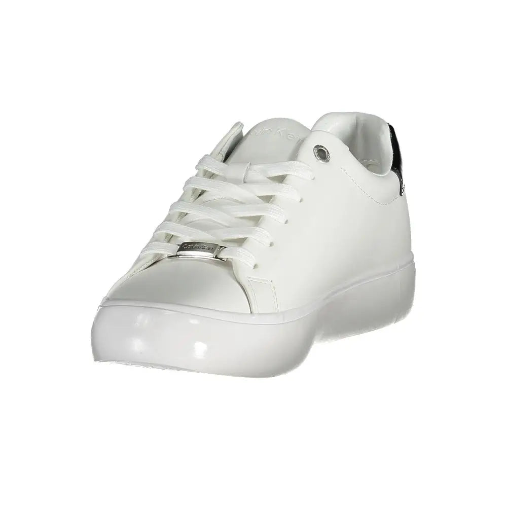Calvin Klein white leather low-top sneaker med blank finish, sølv metal øjne og lace lock