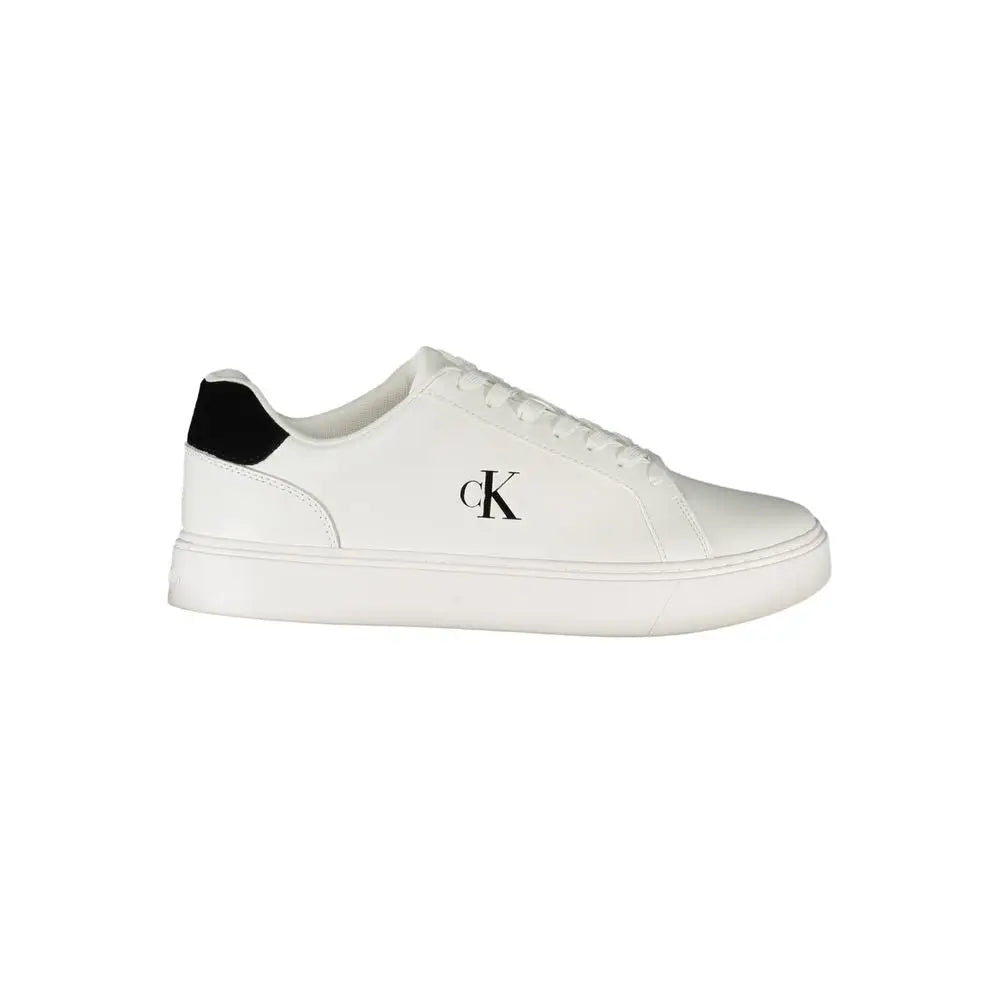 Calvin klein white polyester sneakers med sort hælflap og logo