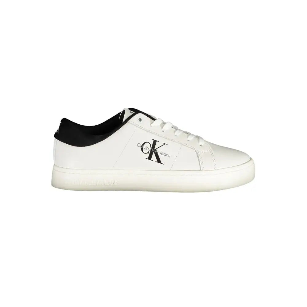 Hvide Calvin Klein polyester sneakers med sort logo og hælflap