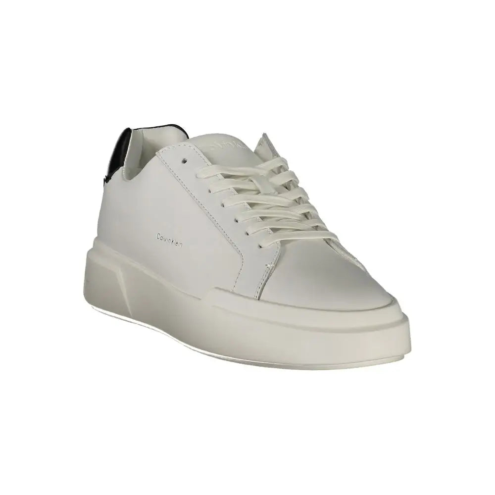 Hvid Calvin Klein polyester sneaker med læderoverdel og sort hælflap