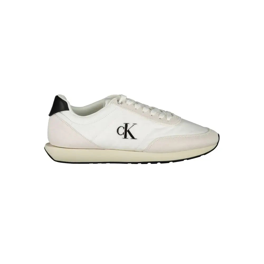 Hvide Calvin Klein sneakers i polyester med sort logo og hælflap