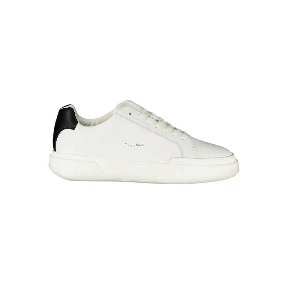 Hvid Calvin Klein polyester sneaker med sort hælhæl og minimalistisk design