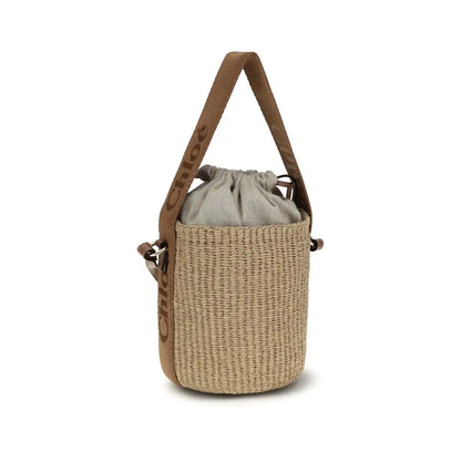 Chloé beige raffia bucket bag med brunt skulderbånd og logo