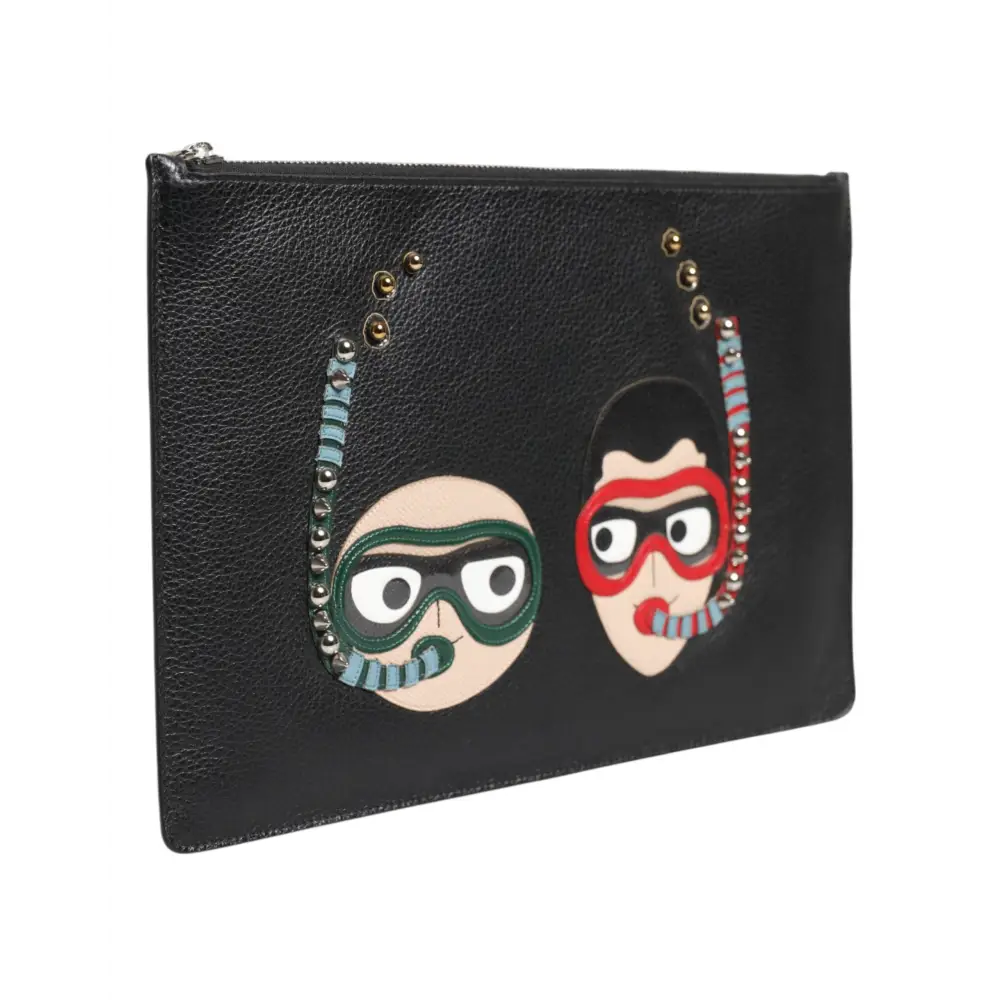 Dolce & Gabbana black leather clutch med dykkeransigter og perlehalssmykker