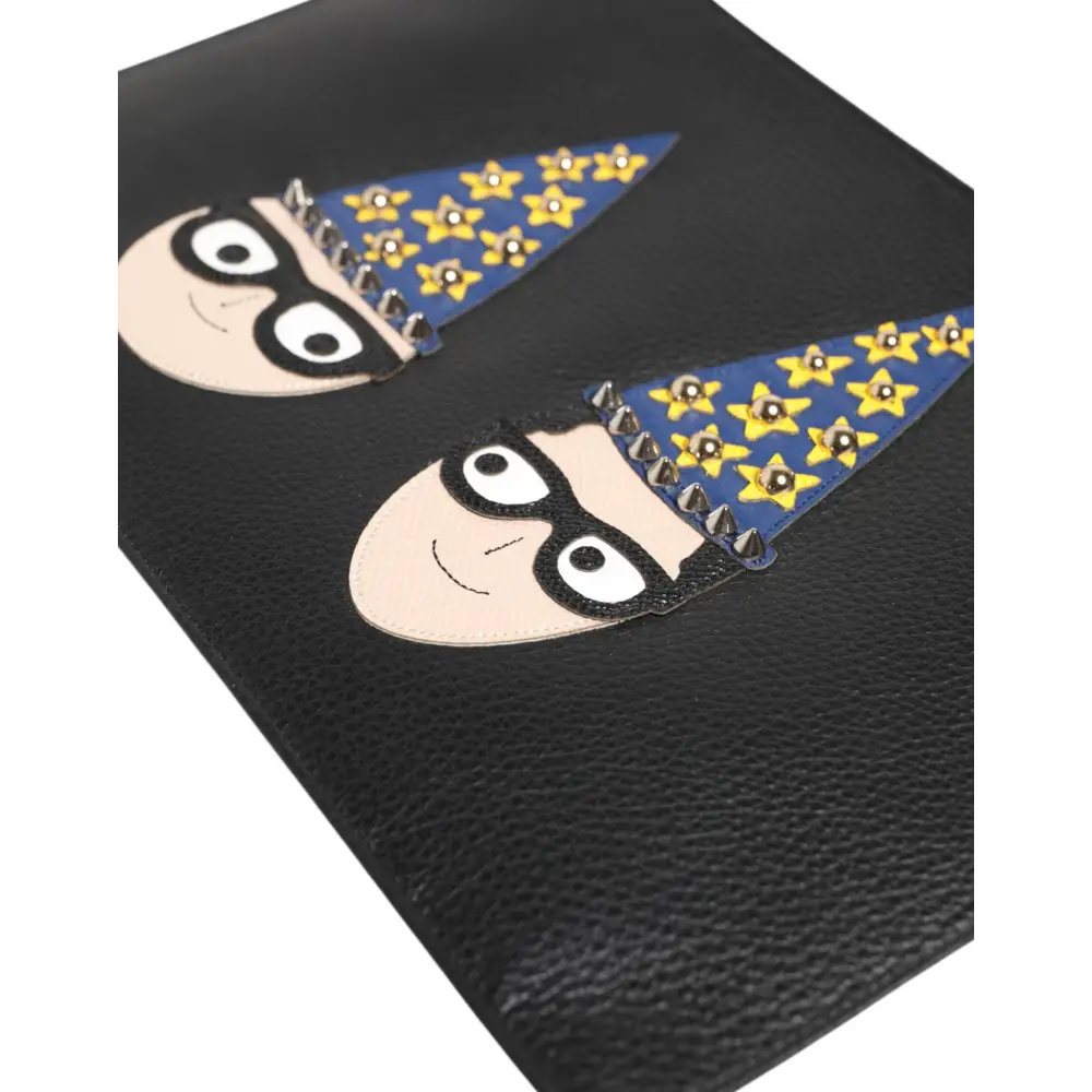 Dolce & Gabbana black leather clutch med tegneserieansigter i blå stjernehuer med sølvstuds