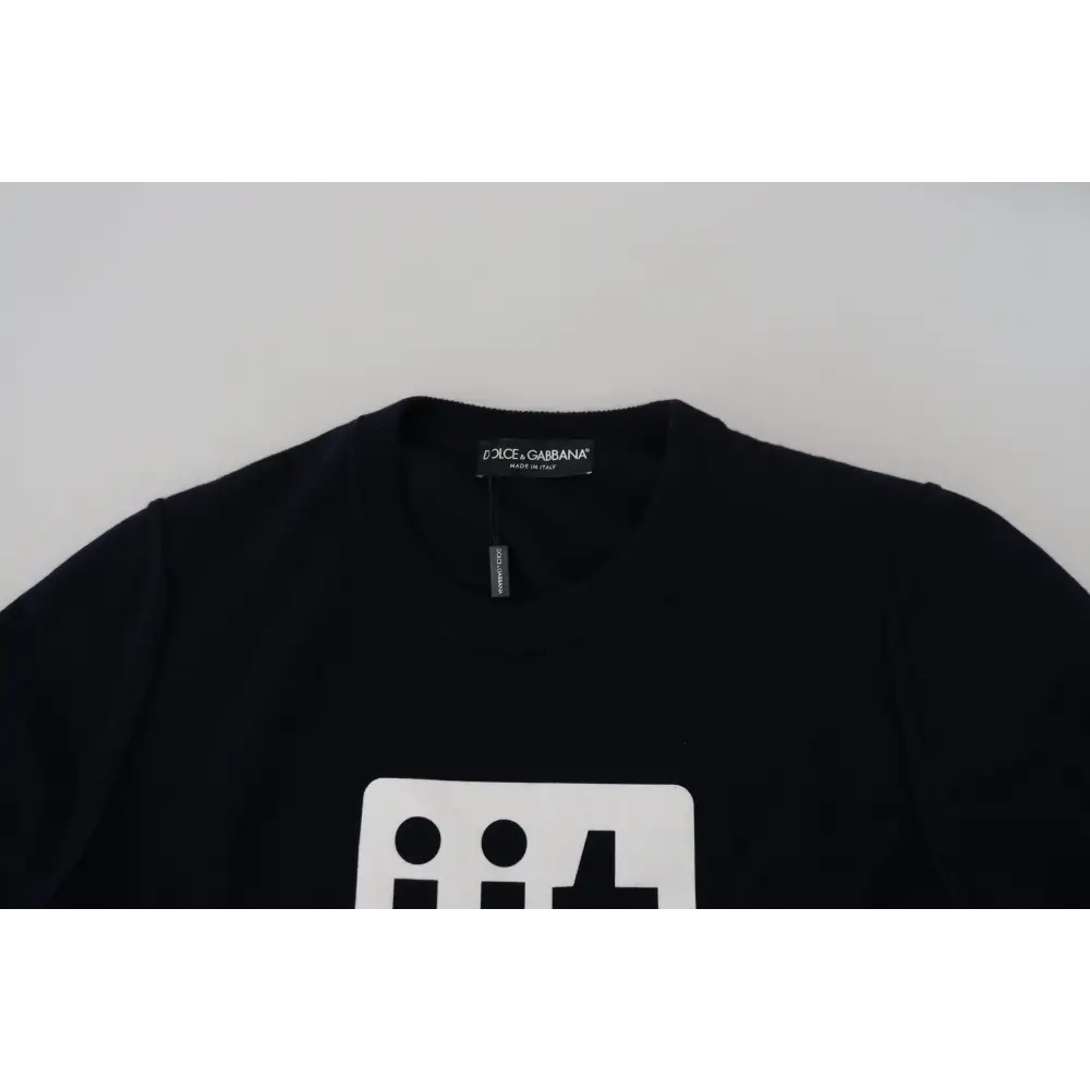 Dolce & Gabbana blue cashmere pullover sweater med sort t-shirt og hvid grafik