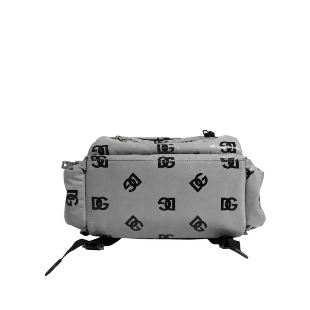 Elegant grå Dolce & Gabbana logo-taske med sorte lynlåse og justerbare remme