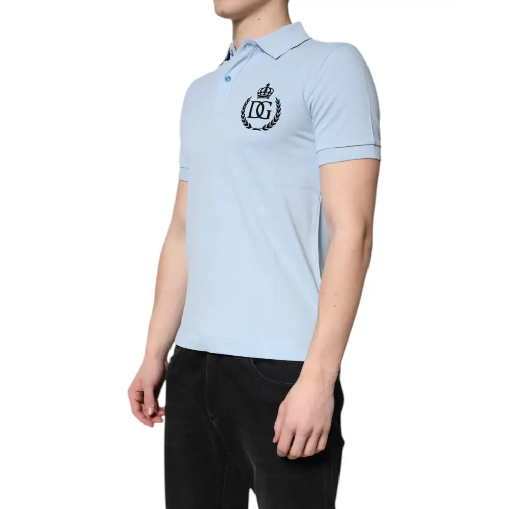 Lys blå Dolce & Gabbana polo med sort logo og kronekrave i bomuld
