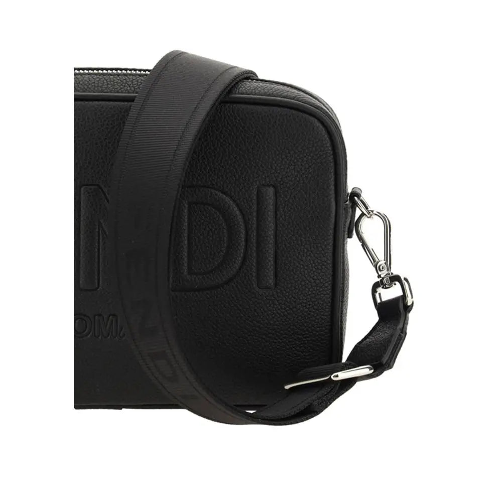 Sort Fendi crossbody i sorte farve med embossed logo og tekstureret læderrem