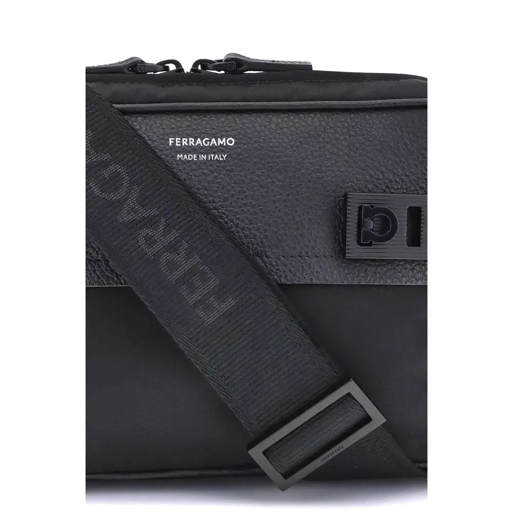 Sort Ferragamo Gancini buckle skuldertask i sort tekstureret læder