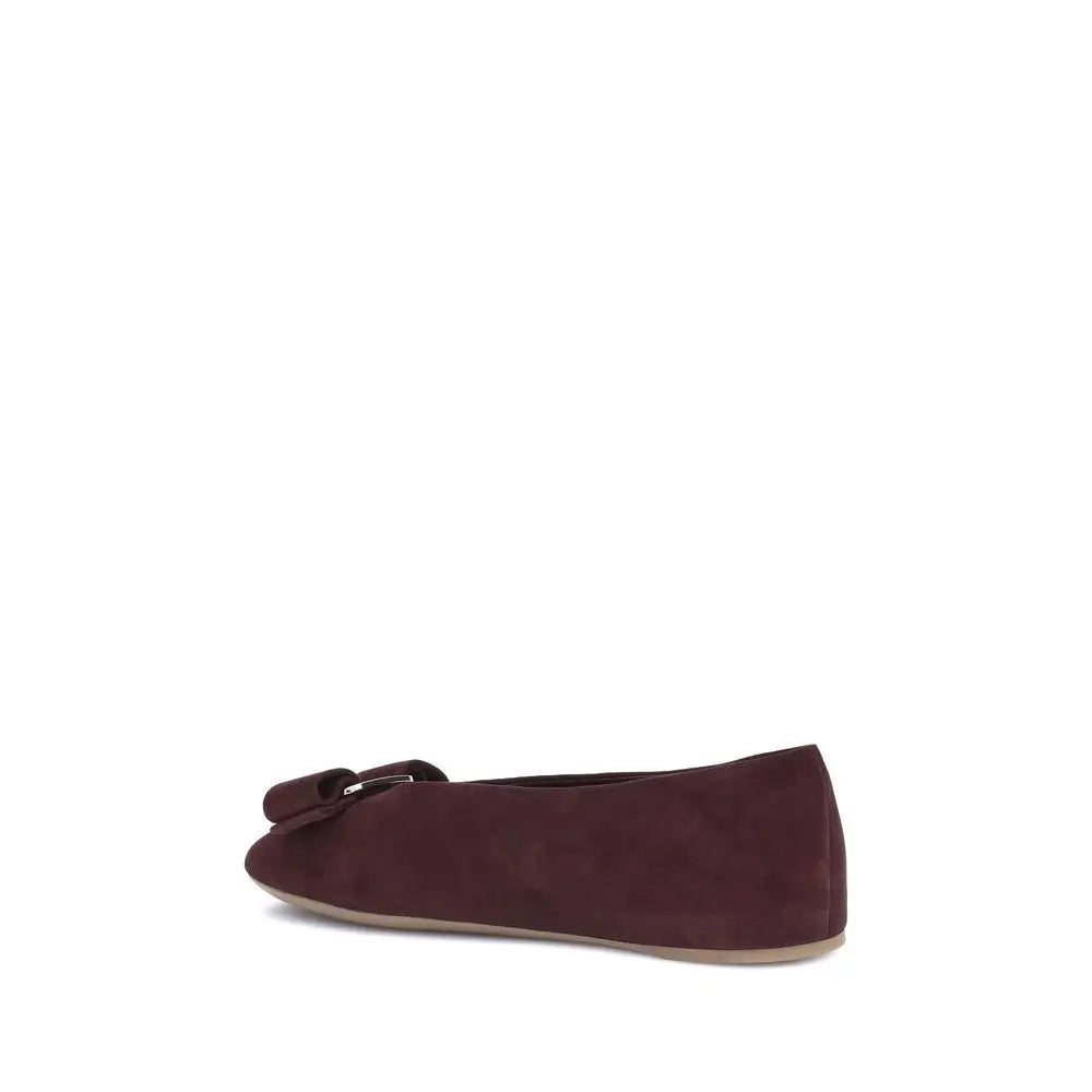 Burgundye Ferragamo Vara bow ballerinas i burgund suede med bow-detalje