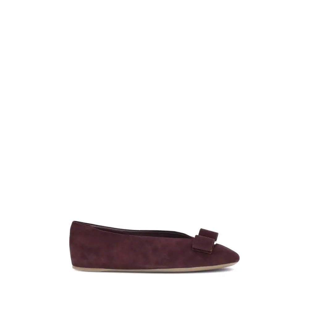 Burgunderfarvet suede ballet flat med lille bue fra Ferragamo Vara Bow