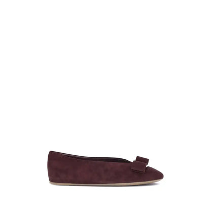 Burgunderfarvet suede ballet flat med lille bue fra Ferragamo Vara Bow