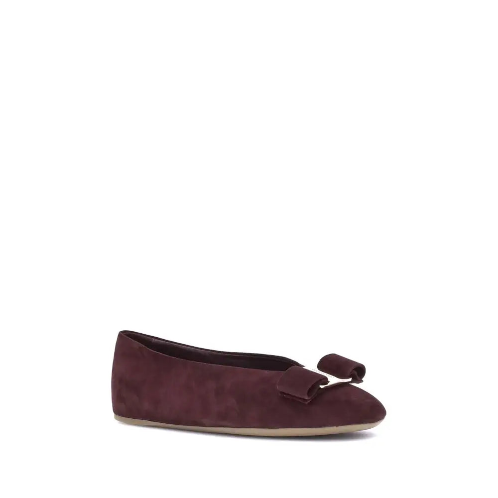 Burgunderfarvet suede ballet flat med matchende stofsløjfe fra Ferragamo Vara Bow