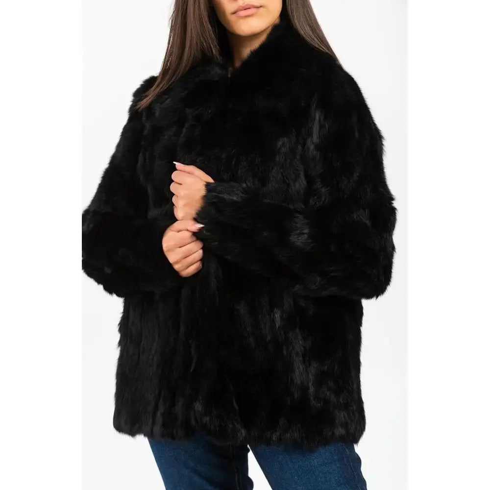 Gas Black Fur Coat med sort faux pels, plush tekstur og høj krave