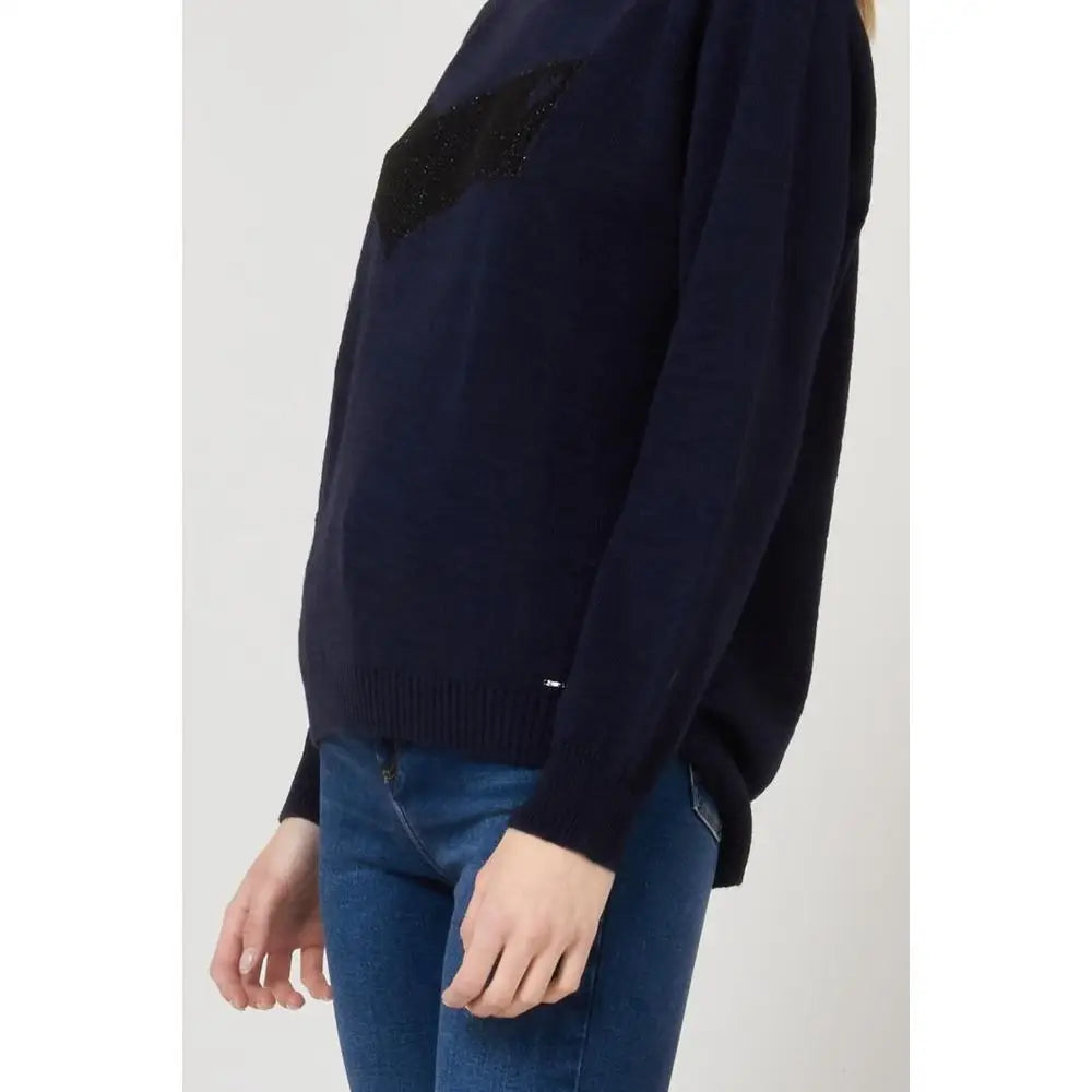 Gas navy blue marabou sweatshirt med sort sequinplet på brystet