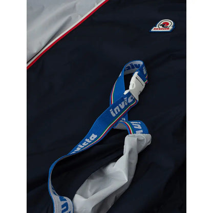 Invicta blå polyamid jakke med blå elastikrem og invicta-mærke