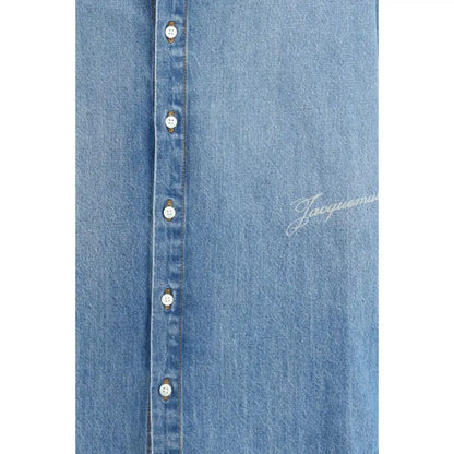 Jacquemus blue denim shirt i lys blå med hvide knapper og subtil Jacquemus-broderi